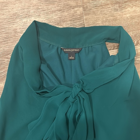 Beautiful Green Sleeveless Blouse - Picture 2 of 5